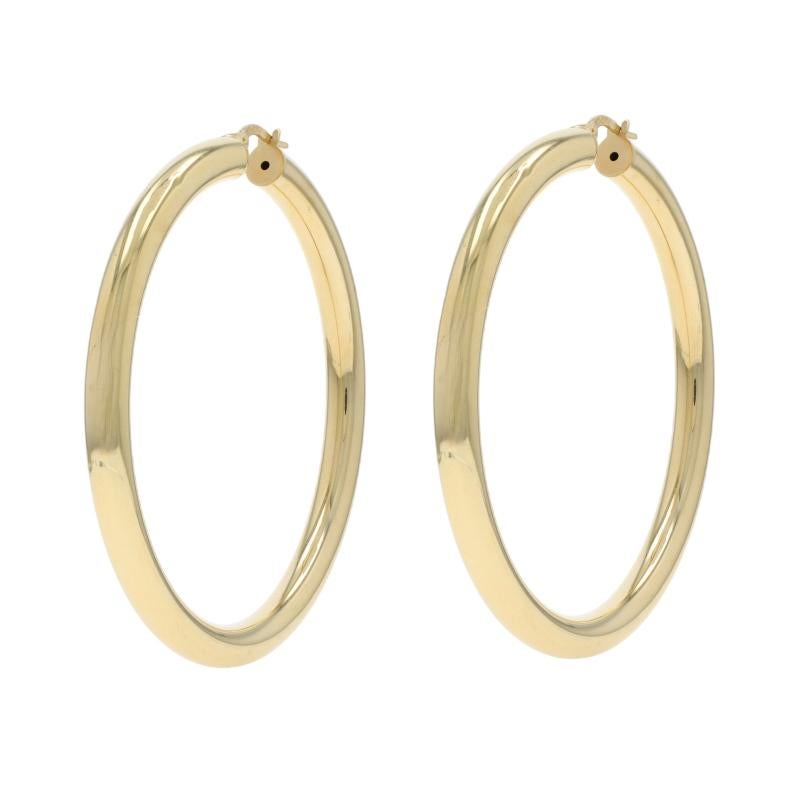 Contenuto del metallo: Oro giallo 14k

Stile: A cerchio
Tipo di chiusura: Chiusura a scatto

Misure

Altezza: 2 3/8