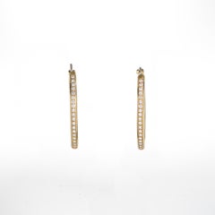 Orecchini a cerchio in oro giallo con linea centrale di diamanti