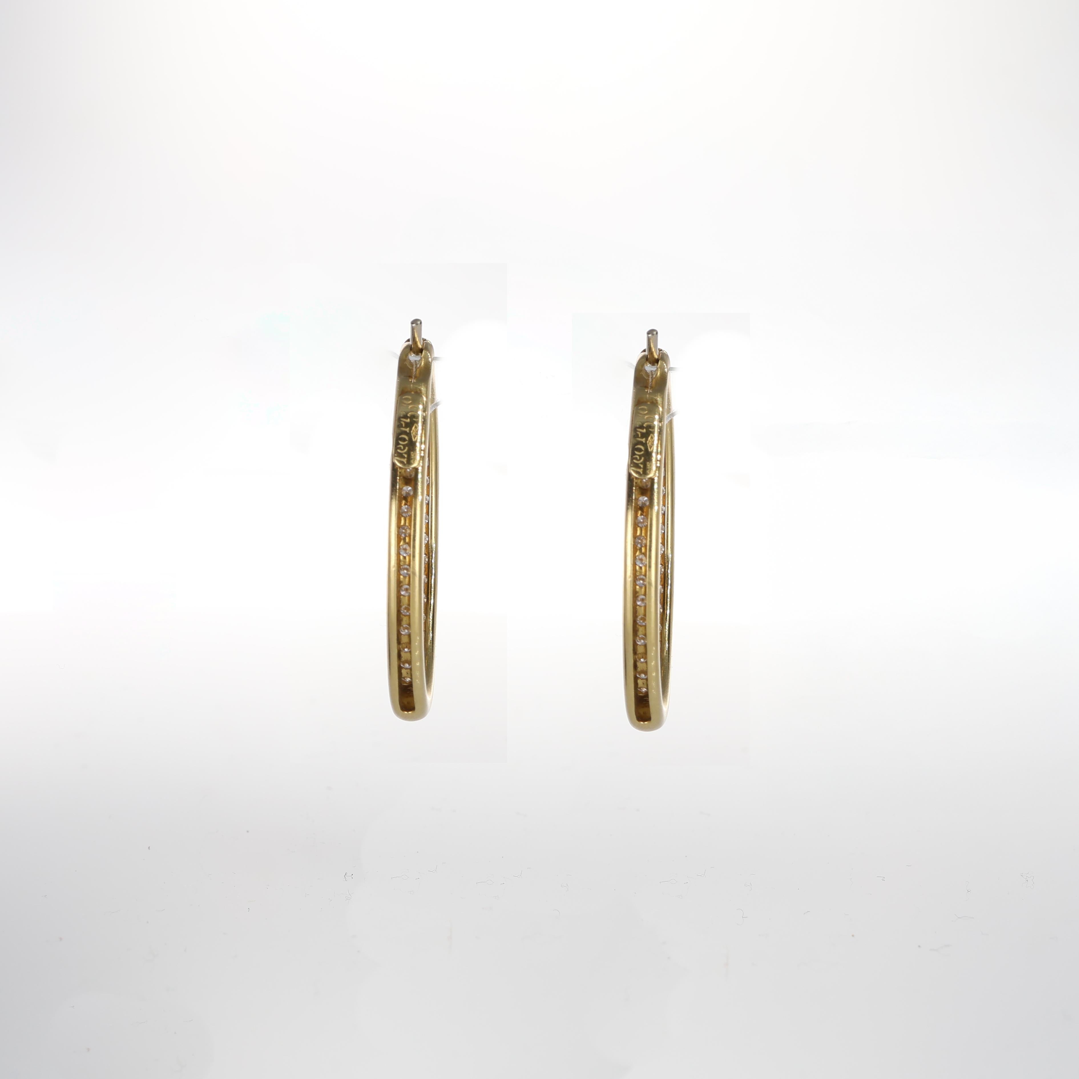 Yellow Gold Hoop Earrings with Central Diamond Line In New Condition For Sale In Bergamo, BG