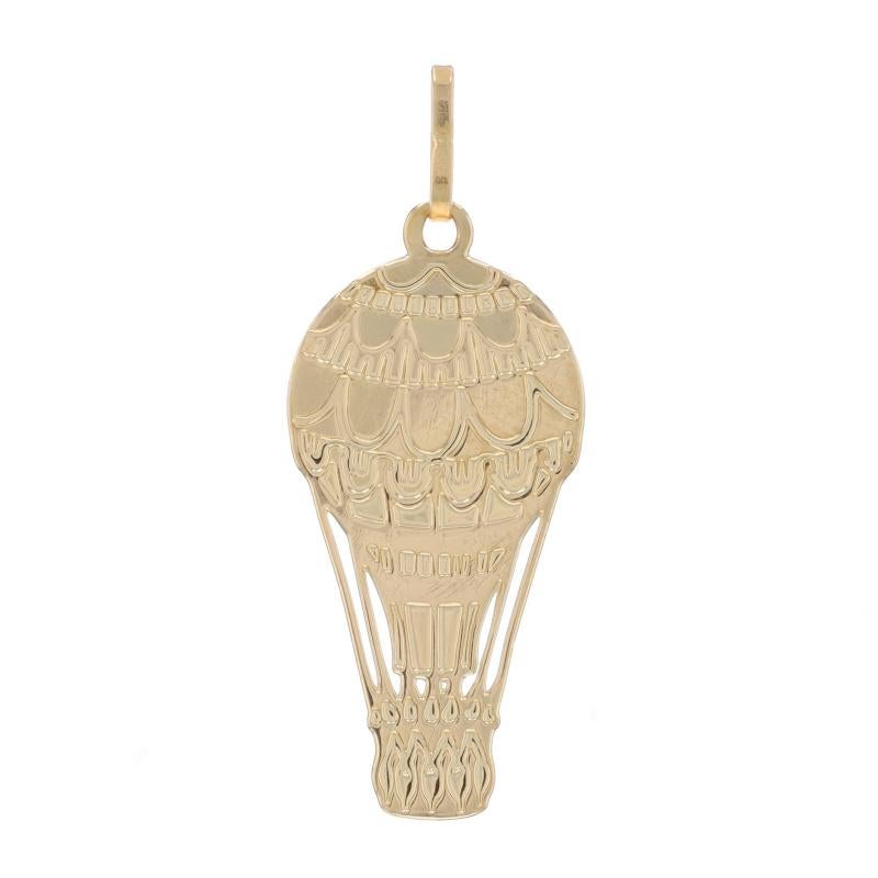 Contenu du métal : Or jaune 14k

Thème : Ballon à air chaud, avion, voyage
Caractéristiques : Décor gravé

Mesures

Hauteur (à partir de l'attache fixe) : 15/16