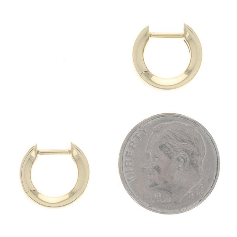 Créoles Huggie en or jaune 18 carats percées en vente 1