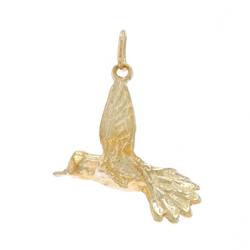 Contenido de metal: Oro amarillo de 14 quilates

Tema: Colibrí, Naturaleza

Medidas

Altura (desde la presilla fija) 18,3 mm (3/4