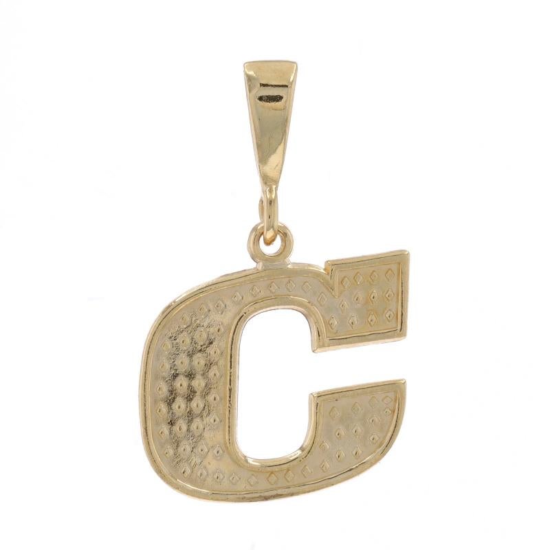 Contenuto del metallo: Oro giallo 14k

Tema: Iniziale C, Monogram Lettera
Caratteristiche: Finiture con texture liscia e a germogli

Misure

Altezza (da binari fissi): 21/32