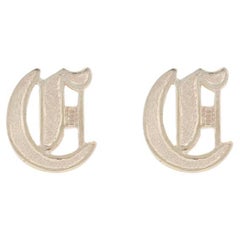 Orecchini a perno in oro giallo con iniziale C, 10k Monogram, trafitto