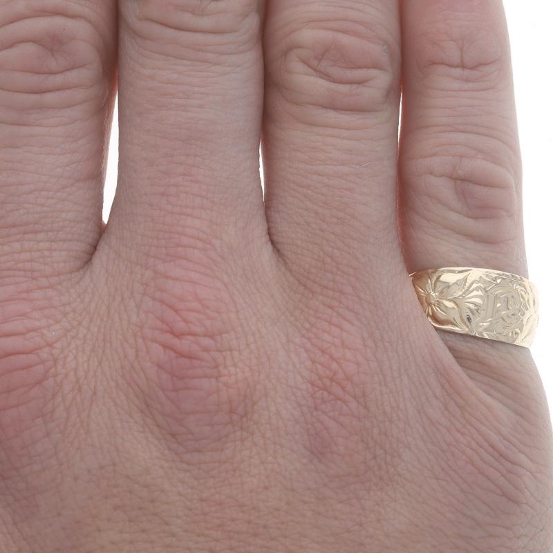 Yellow Gold Initial E Hawaiian Plumeria Men's Signet Ring - 14k Monogram Letter In Excellent Condition For Sale In Greensboro, NC