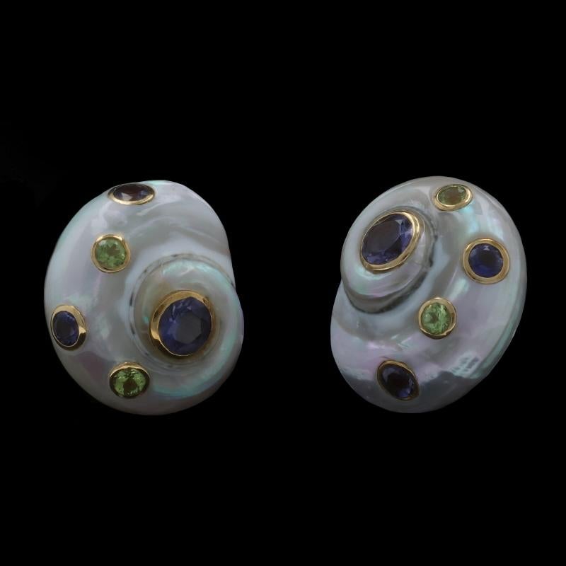 Donna Orecchini a spirale a conchiglia in oro giallo Iolite Peridot Trianon 18k Polka Dot in vendita