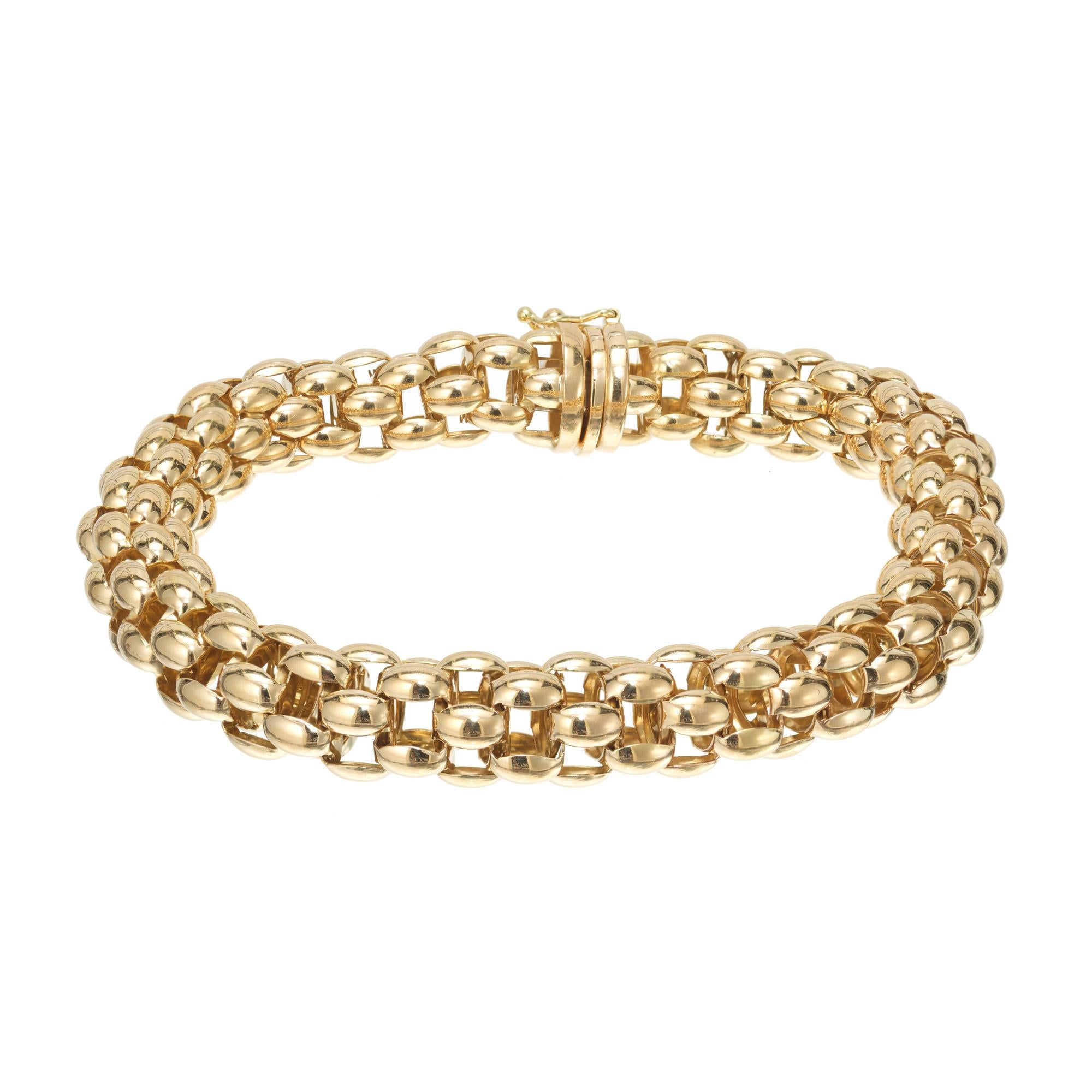 Stunning 18k yellow gold 10mm Italian link 3D bracelet. Highly detailed interlocking oval links forming a circular, tubular design. 8.5 inches in length. High polish flexible links. Secure clasp with a figure eight catch. A beautifully crafted,
