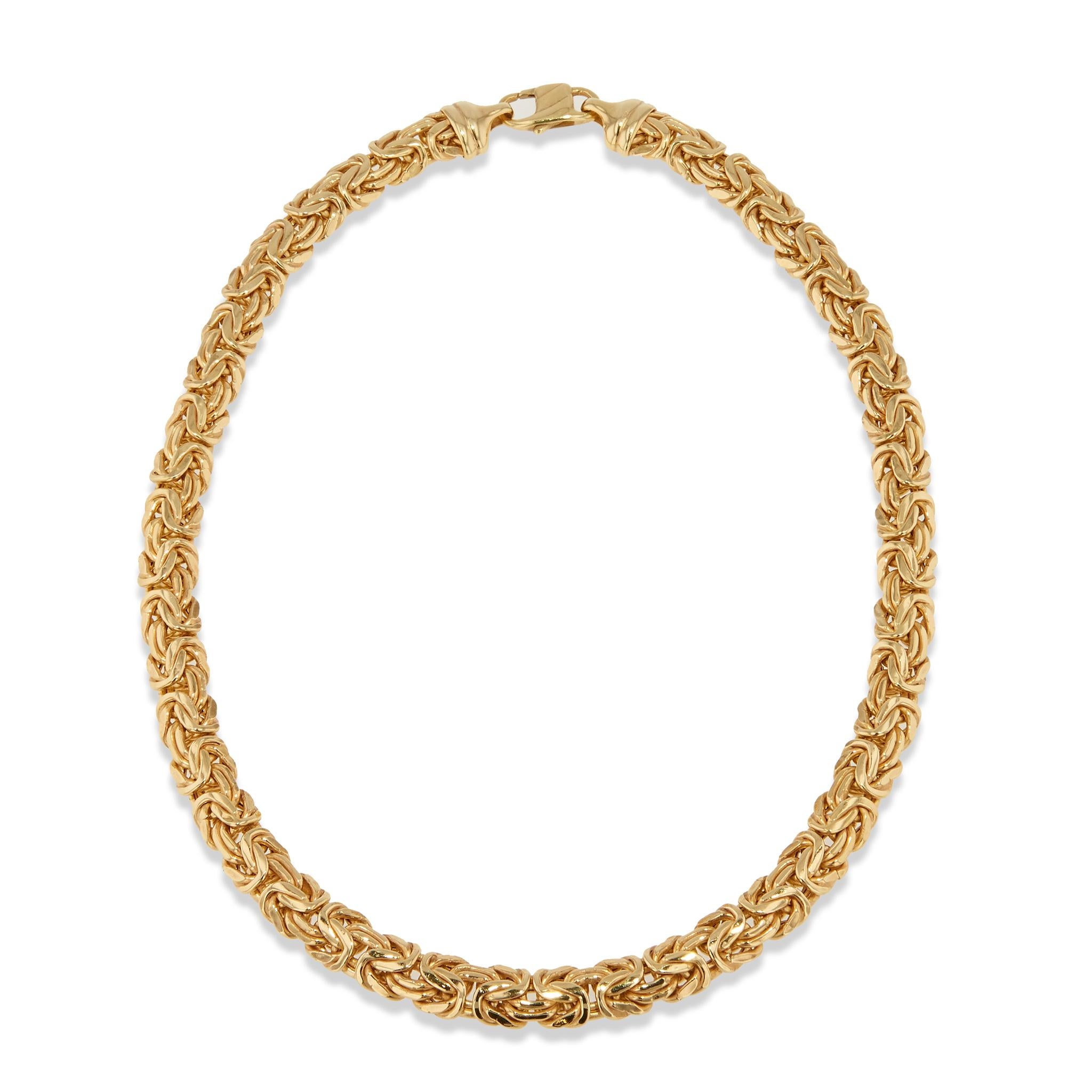 Diese elegante italienische byzantinische Kettenhalskette ist ein raffiniertes Statement. 

Die aus 14-karätigem Gelbgold gefertigte Halskette ist 9 mm breit und eignet sich sowohl für den Tag als auch für den Abend. 

Mit ihrem klassisch-modernen