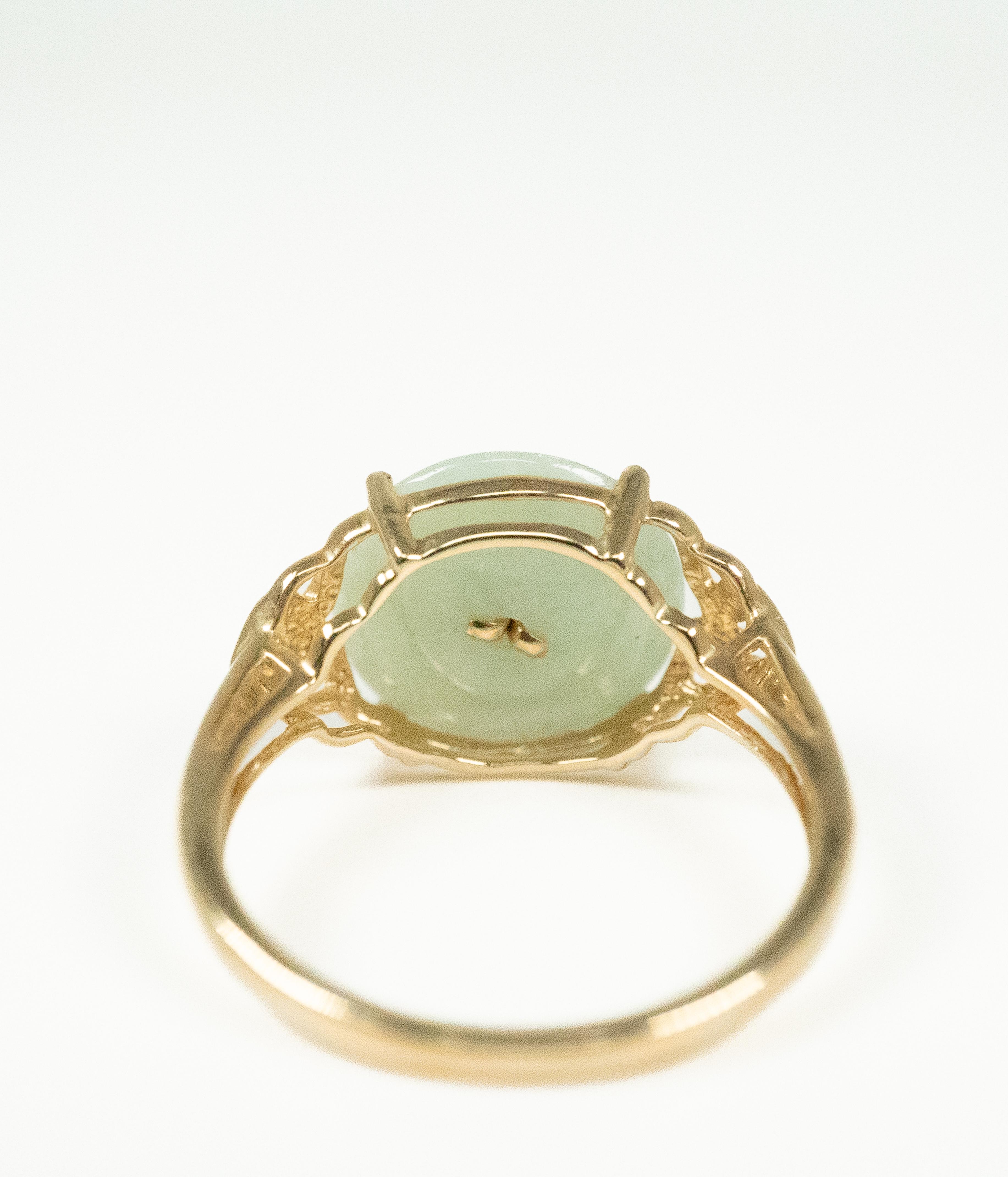 Yellow Gold Jade Ring In Good Condition For Sale In Dallas, TX
