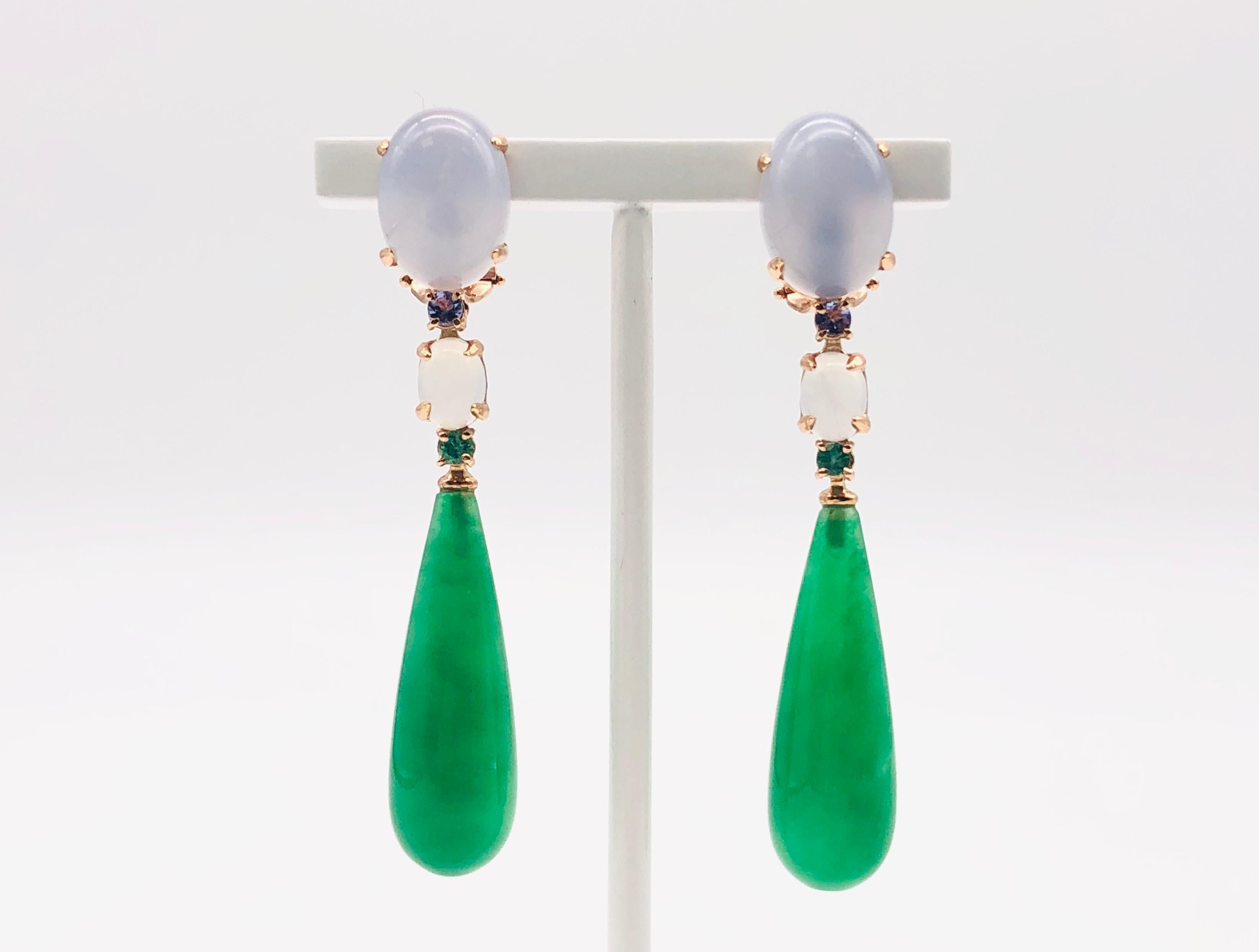 Discover these magnificent earrings in 18-carat yellow gold, a true work of art that harmoniously combines jade, tanzanite, chalcedony and emerald. Every detail of these earrings has been carefully designed to offer striking aesthetics and