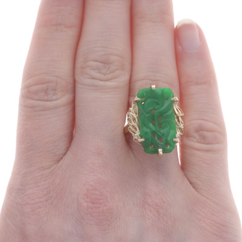 Yellow Gold Jadeite Cocktail Solitaire Ring - 14k Carved Botanical Scroll In Excellent Condition For Sale In Greensboro, NC