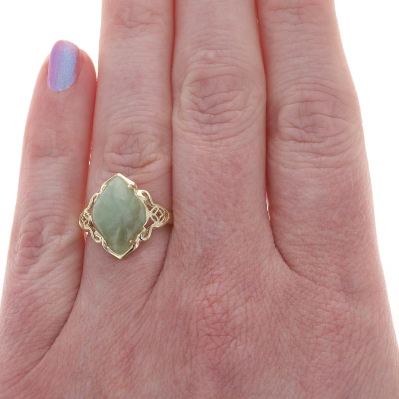 Anello solitario con cocktail di giadeite in oro giallo - 14k In condizioni ottime in vendita a Greensboro, NC