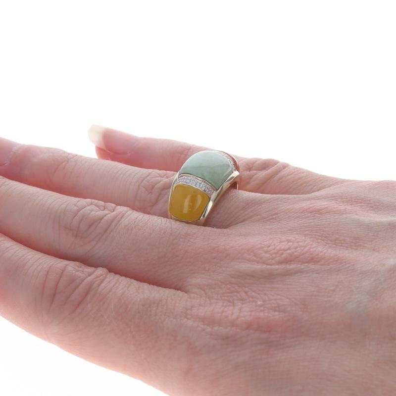 Bague à trois pierres en or jaune, jadéite, diamant et cabochon 10 carats, taille 7 1/4 traitée Pour femmes en vente