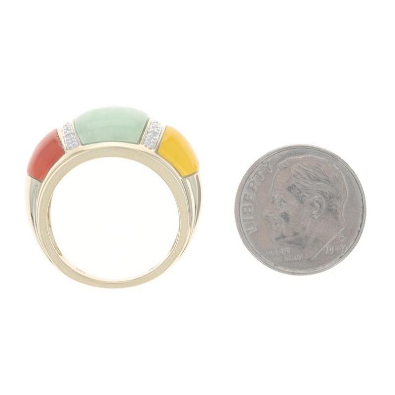 Bague à trois pierres en or jaune, jadéite, diamant et cabochon 10 carats, taille 7 1/4 traitée en vente 1