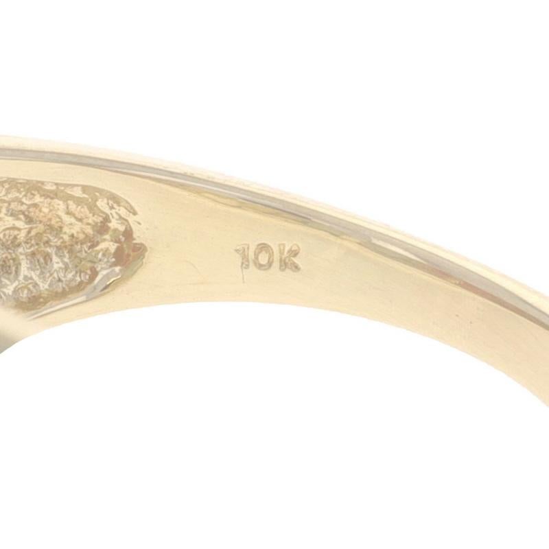 Bague à trois pierres en or jaune, jadéite, diamant et cabochon 10 carats, taille 7 1/4 traitée en vente 2