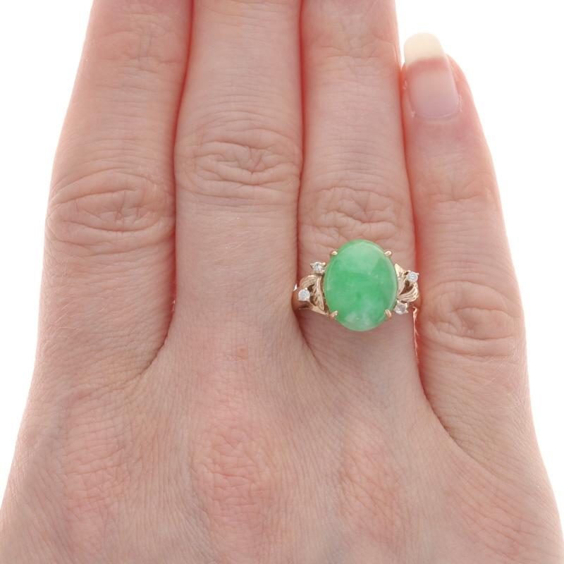 Taille ovale Bague en or jaune 14 carats avec jadéite cabochon ovale 4,15 carats en vente