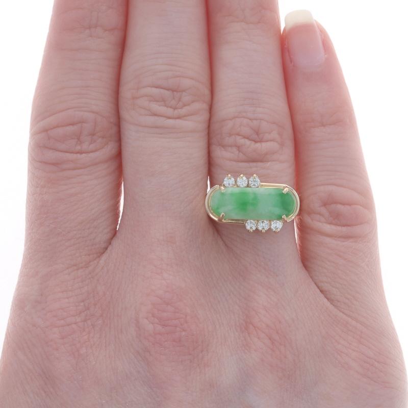Taille ronde Bague en or jaune 18 carats, jadéite et diamants, taille en selle, 2,34 ctw Est-Ouest en vente
