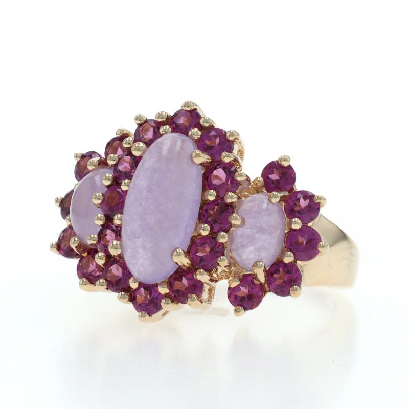 Jadeite Rhodolite Garnet Three-Stone Halo Ring 14k Oval Cab 5.50ctw Yellow Gold Jadeite Rhodolite Garnet Three-Stone Halo Ring 14k Oval Cab 5.50ctw Excellent état - En vente à Greensboro, NC