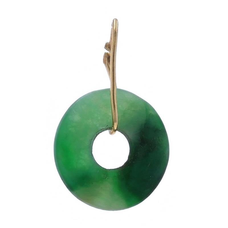 Contenu du métal : Or jaune 14k

Informations sur les pierres
Jadéite naturelle
Traitement : Amélioration de routine
Couleur : Vert

Style : Solitaire
Thème : Disque circulaire

Mesures
Grandeur (à partir de l'attache étendue) : 21/32