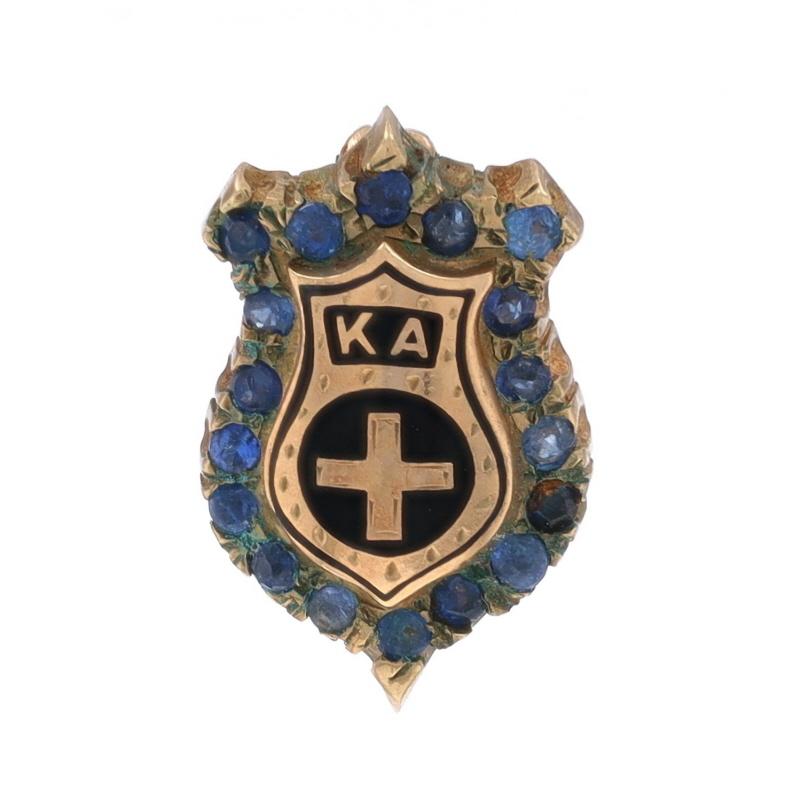 Marca: Balfour
Fraternidad: Orden Kappa Alfa
Fecha de fundación de la Fraternidad: 1865
Época: Vintage

Contenido de metal: Oro amarillo de 10 quilates

Información sobre Stone
Zafiros naturales
Tratamiento: Calentamiento
Corte: Redonda
Color: