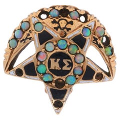 Badge Kappa Sigma, épingle de Fraternité ancienne en or jaune, opales et émail 14 carats