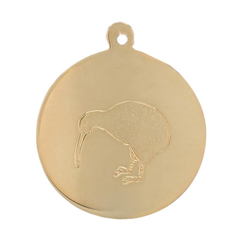 Contenu du métal : Or jaune 14k

Thème : Oiseau Kiwi, Nouvelle-Zélande

Mesures

Hauteur (à partir de l'attache fixe) : 7/8