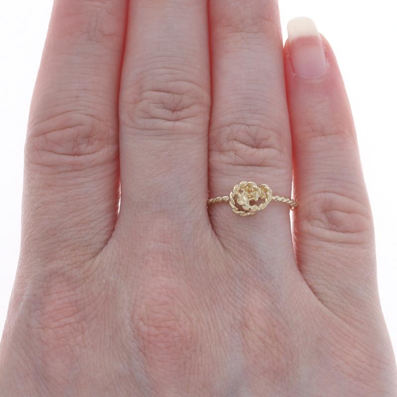 Bague fantaisie nœud en or jaune 10 carats, taille 6 1/2 Excellent état - En vente à Greensboro, NC