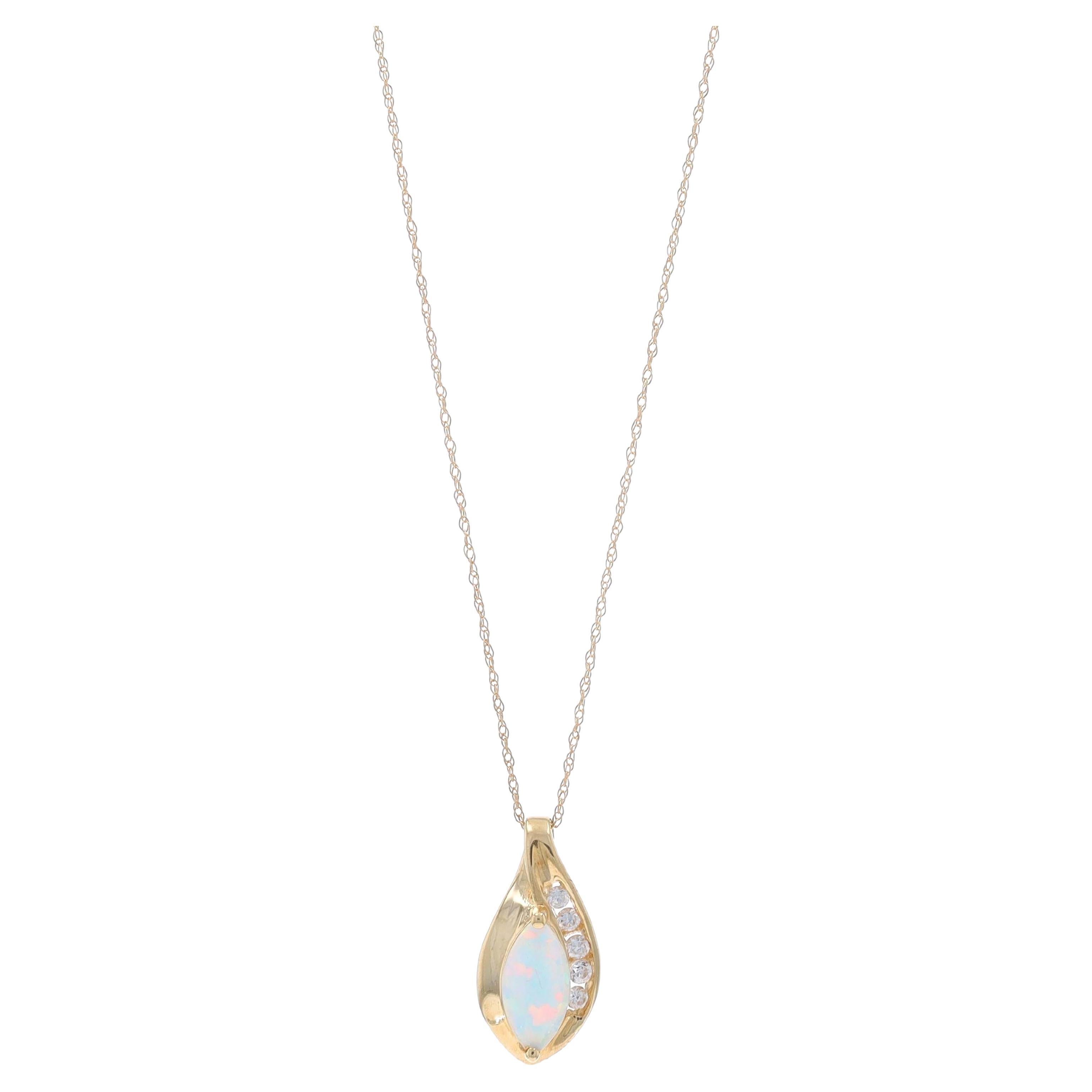 Collana in oro giallo Lab-Created Opal Cubic Zirconia 18" 10k Marquise Cab .41ctw in vendita