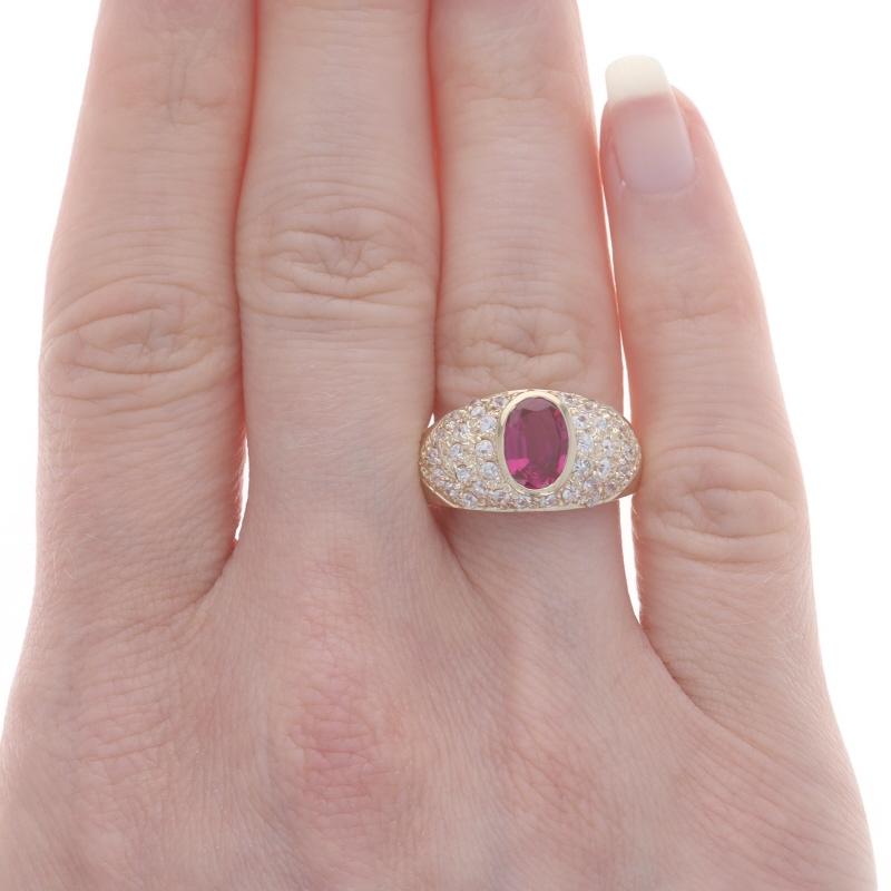 Taglio ovale Anello in oro giallo con rubino e zirconi creati dal laboratorio - 14k Oval 2.23ctw in vendita