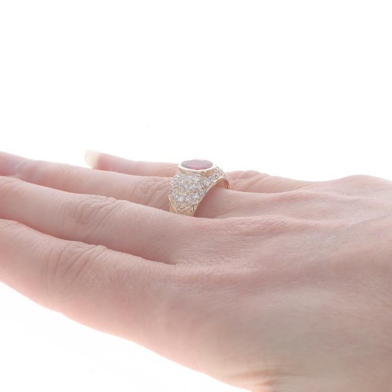 Donna Anello in oro giallo con rubino e zirconi creati dal laboratorio - 14k Oval 2.23ctw in vendita