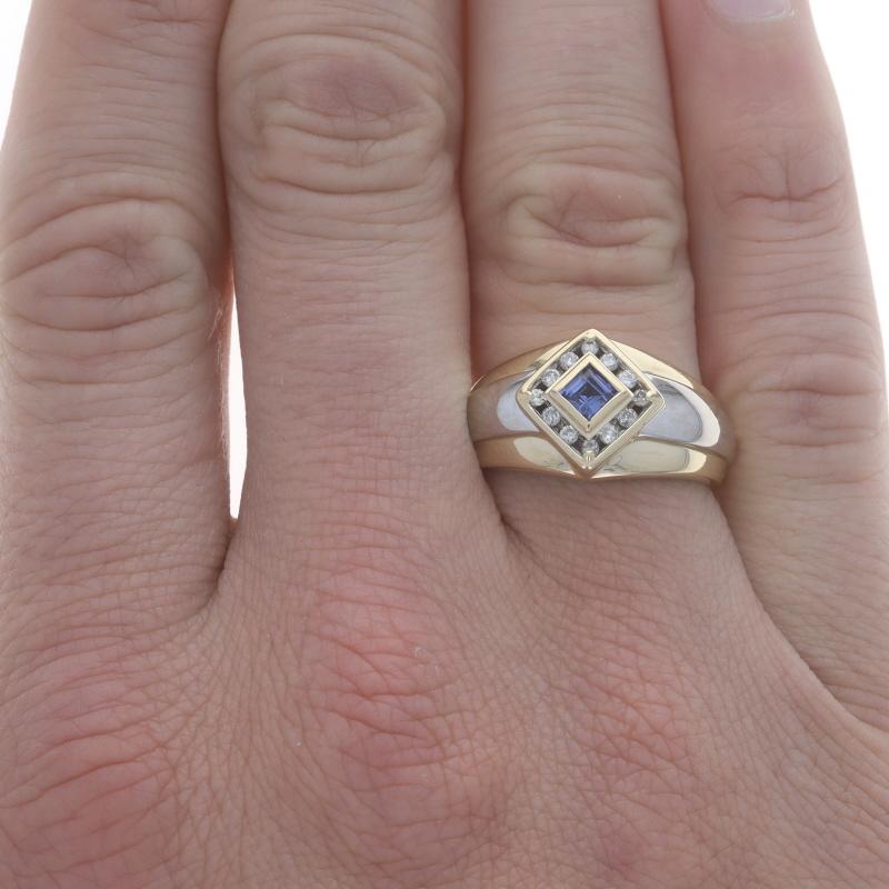 Gelbgold Lab-Created Saphir-Diamant-Herrenring - 10k Quadratischer .51ctw Halo (Carréeschliff) im Angebot