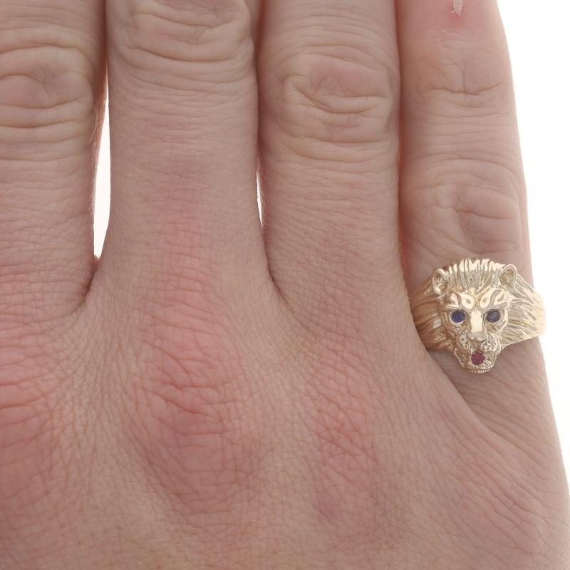Taille ronde Bague chat en or jaune 14 carats, saphir, rubis et tête de lion fabriqués en laboratoire