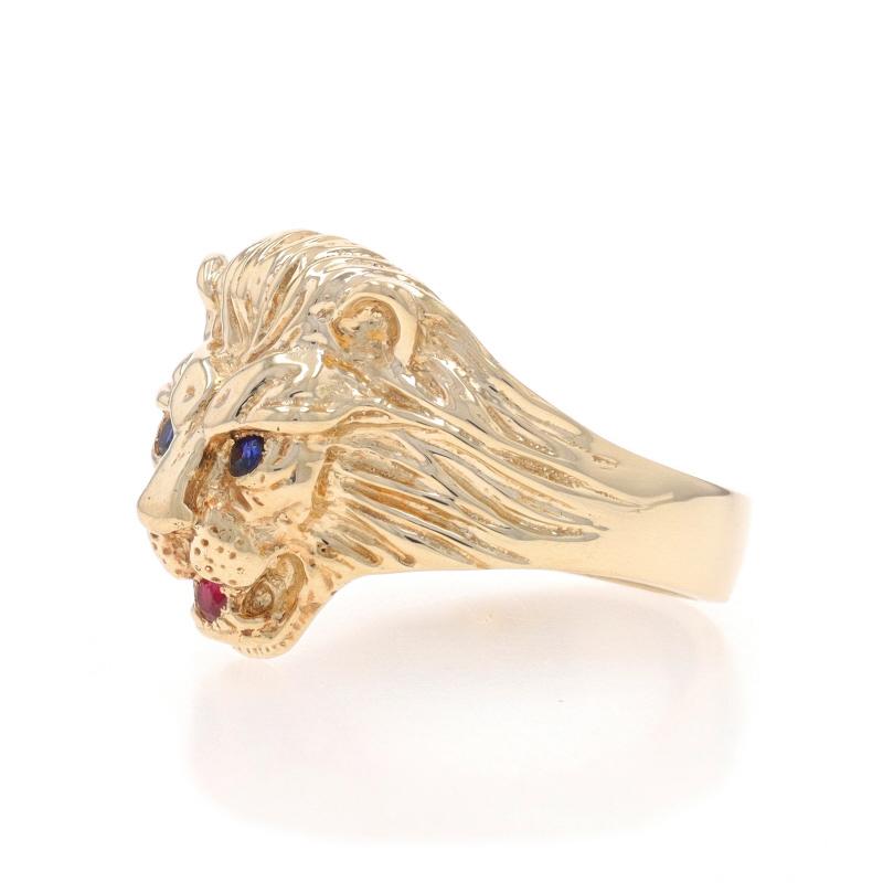Bague chat en or jaune 14 carats, saphir, rubis et tête de lion fabriqués en laboratoire Excellent état à Greensboro, NC