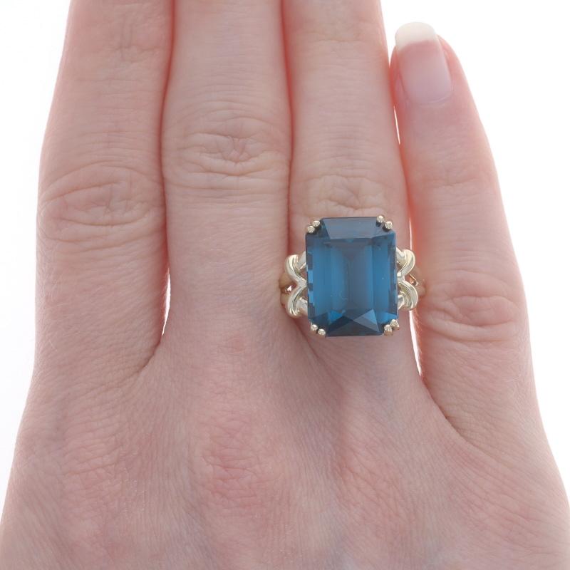 Quadrato Anello solitario in oro giallo con spinello creato in laboratorio - 10k Rect Misto 13.21ct in vendita