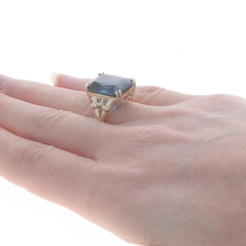 Donna Anello solitario in oro giallo con spinello creato in laboratorio - 10k Rect Misto 13.21ct in vendita
