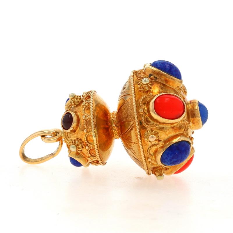 Gelbgold Lapis Lazuli Koralle Vintage Etruscan Charm 18k Runde & Oval Cabochon (Rundschliff) im Angebot