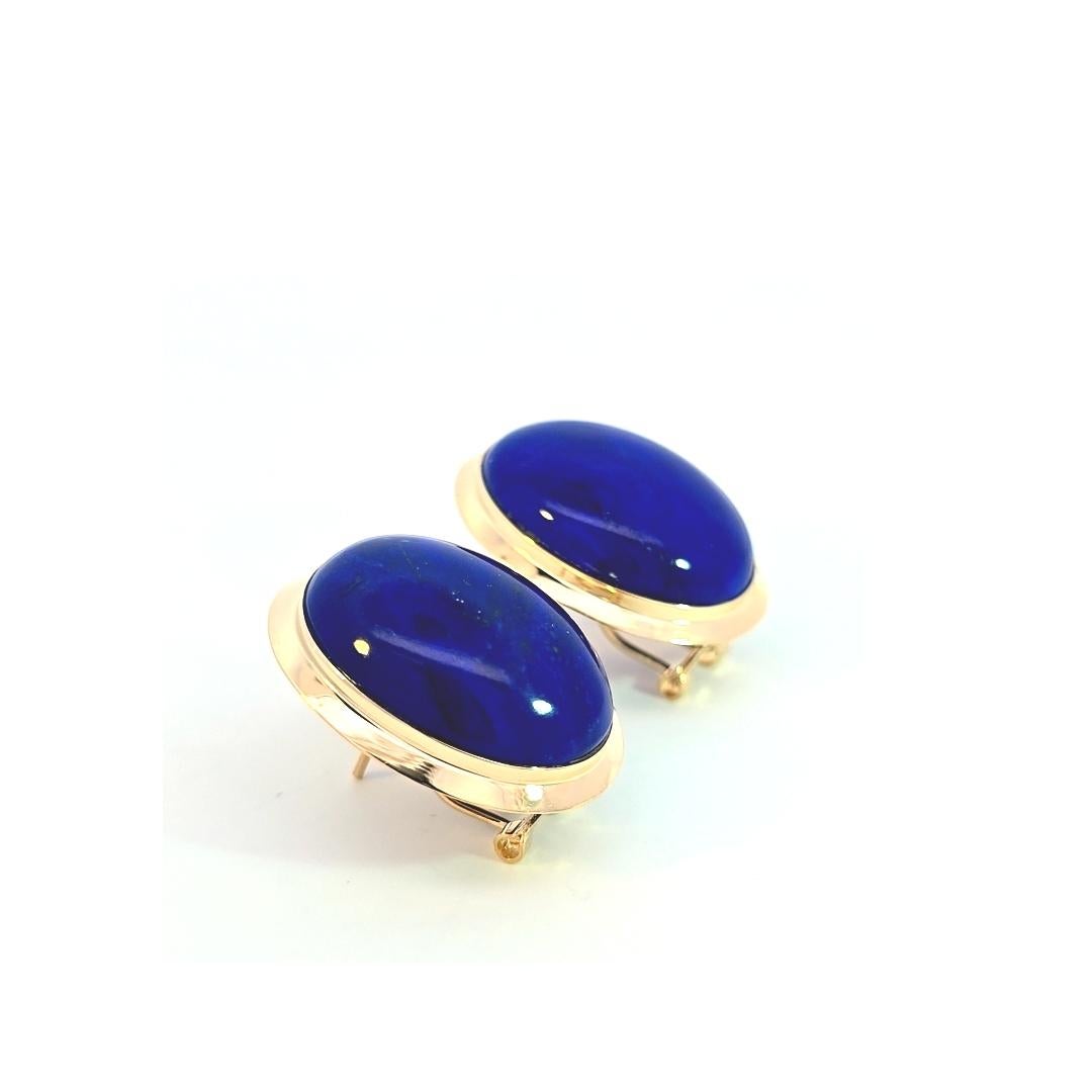 En or jaune 14 carats, chaque boucle d'oreille ovale en lapis est fixée par un anneau Omega.  Intemporel et classique !
