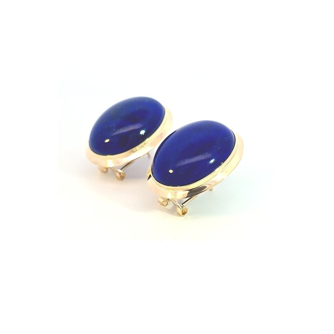 Taille ovale Boucles d'oreilles en or jaune Lapis avec dos en oméga en vente