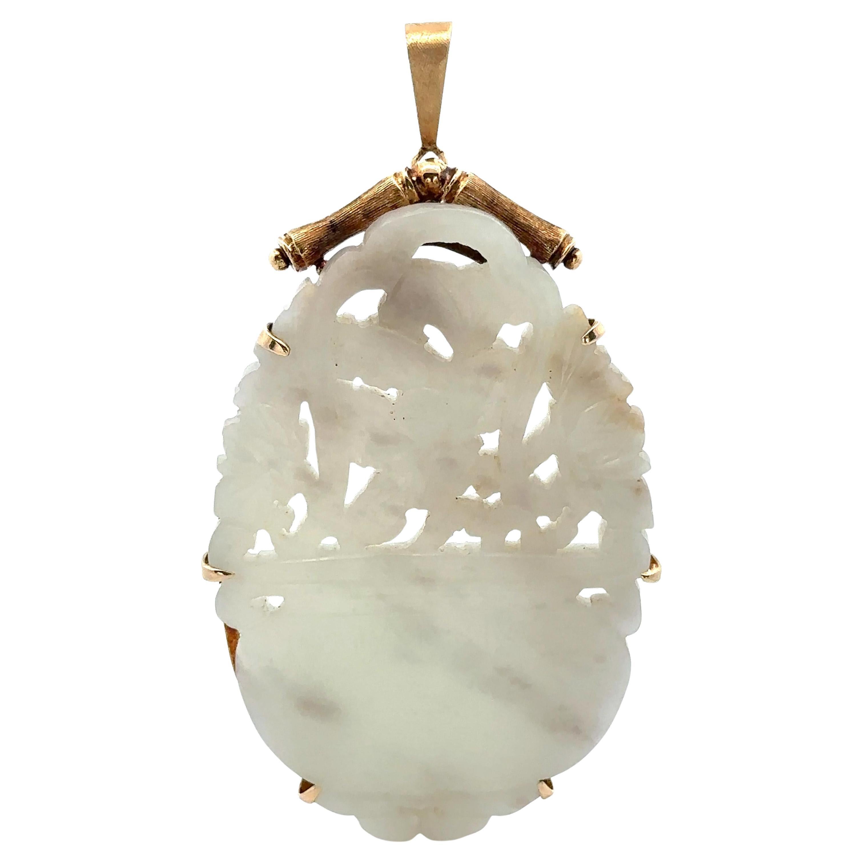 Colgante grande de oro amarillo con flor de jade tallada y perforada y marco de bambú en venta