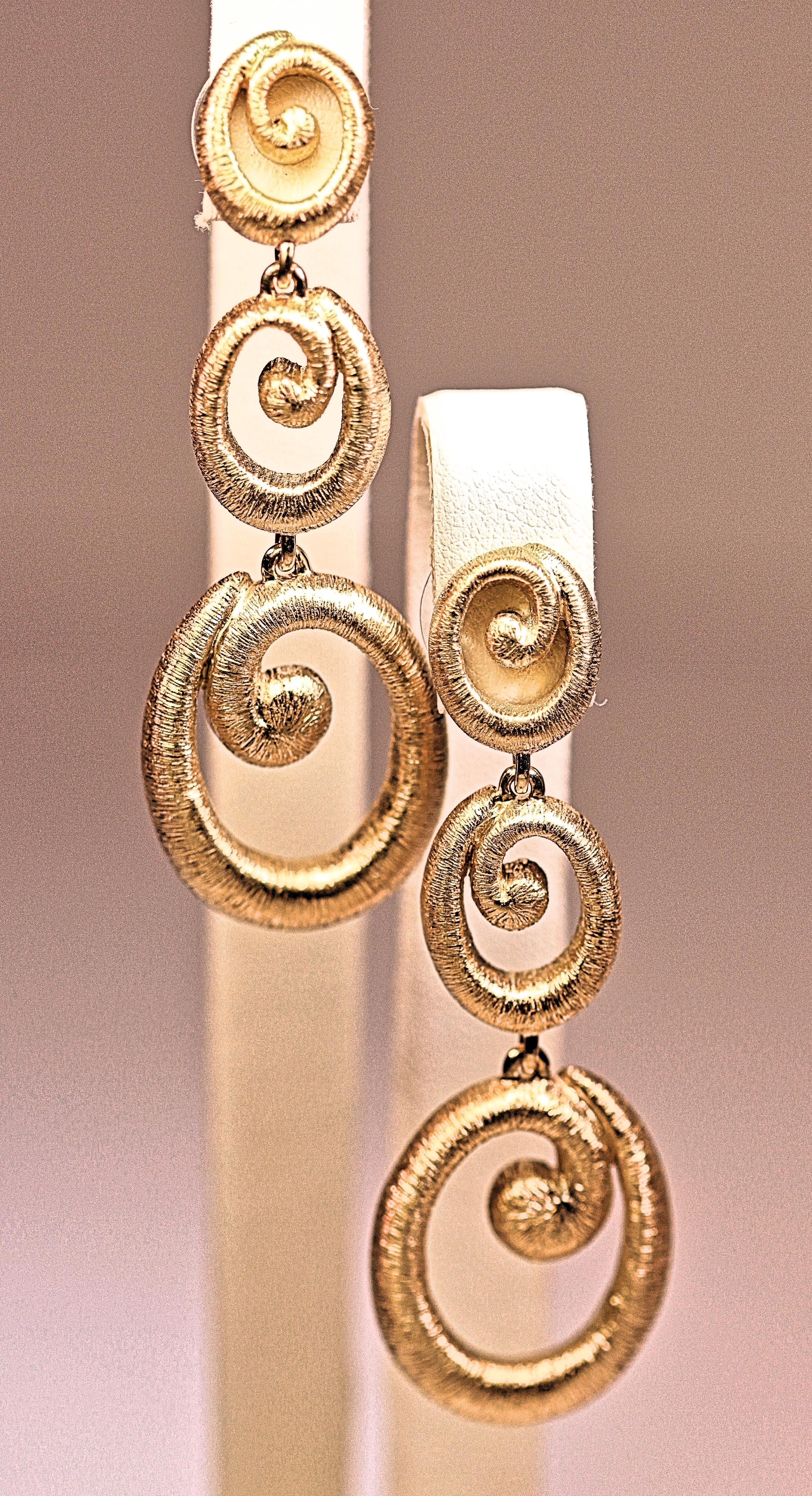 Earrings Yellow Gold Large Dangle In New Condition For Sale In Melbourne, FL
