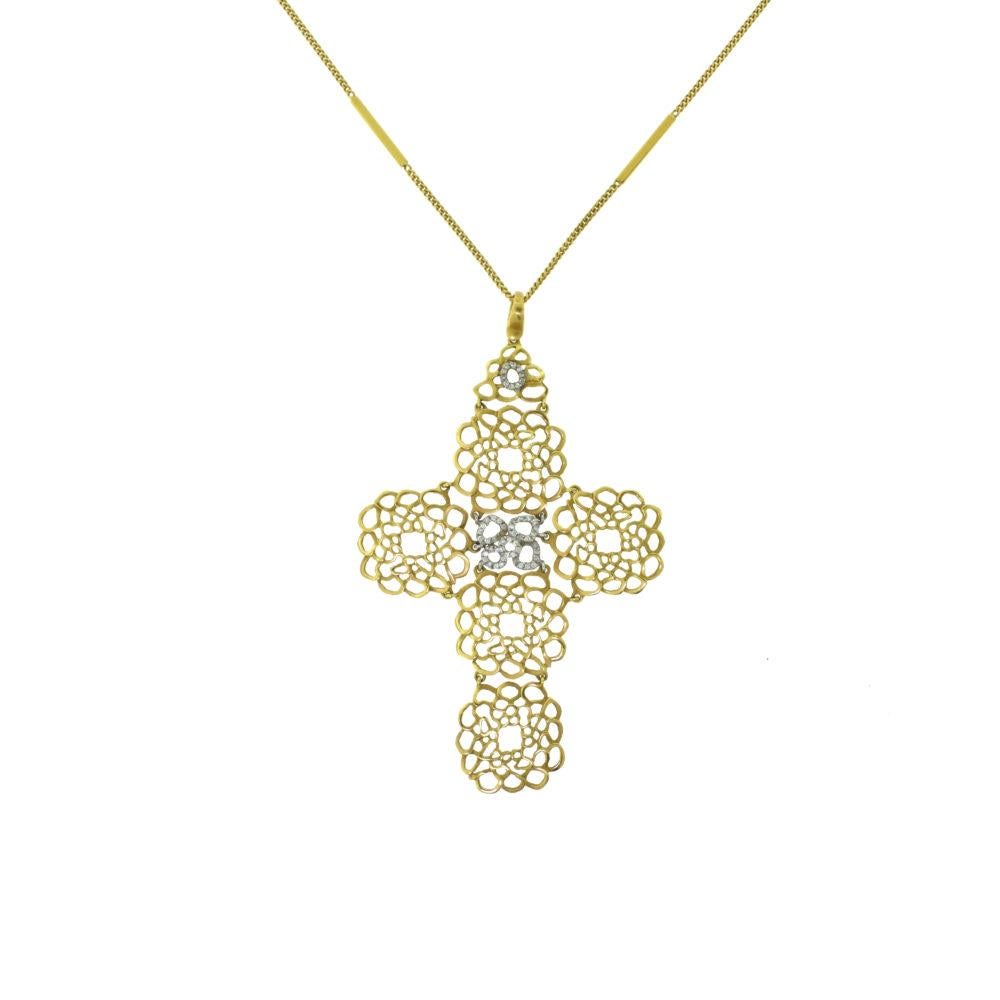 Collana con ciondolo a croce grande in filigrana d'oro giallo con diamanti In condizioni buone in vendita a Miami, FL