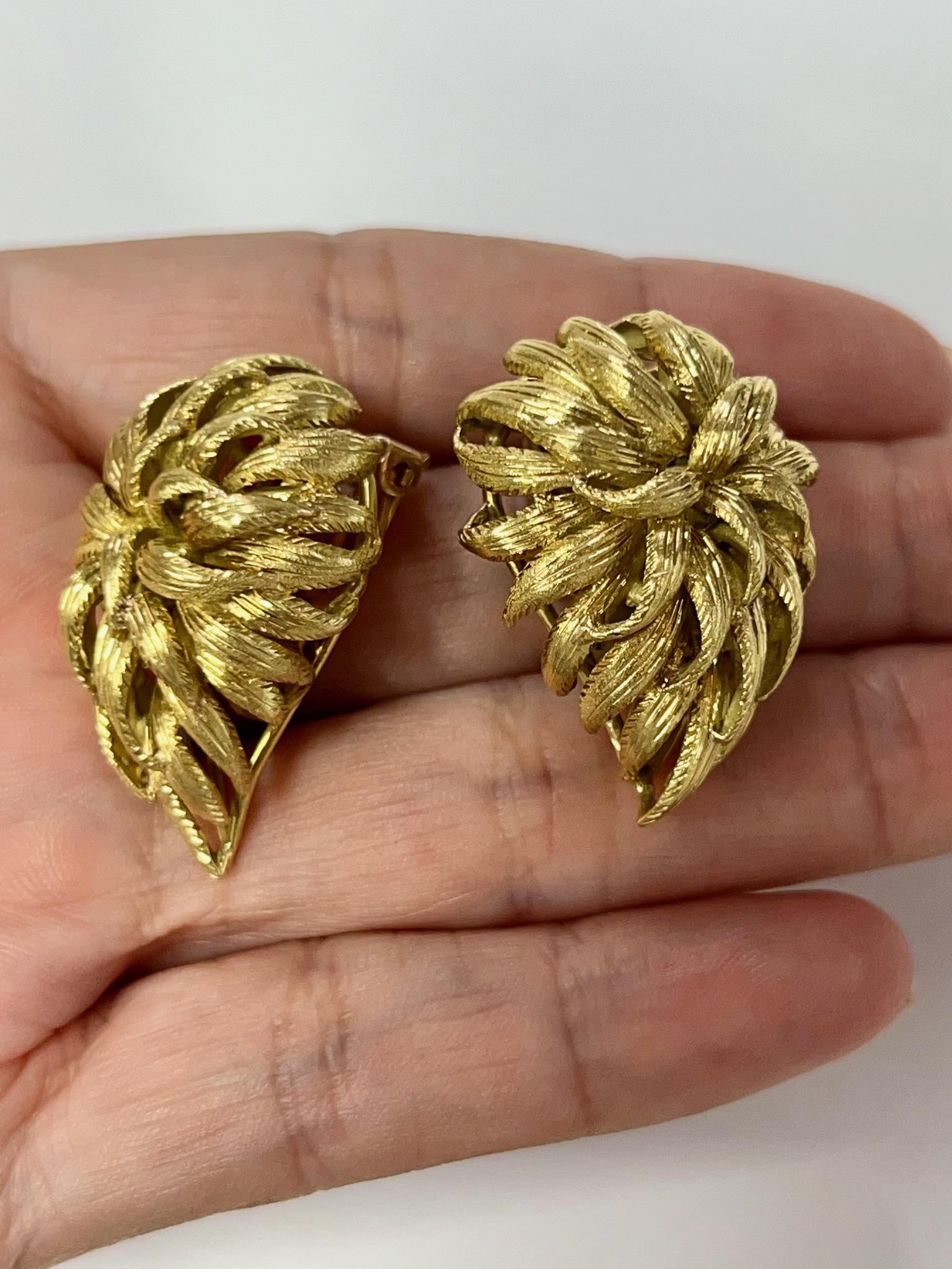 Gelbgold-Blatt-Cluster-Ohrringe mit Clip.

Tauchen Sie ein in die zeitlose Eleganz dieser exquisiten Blatt-Ohrringe aus Gelbgold, ein bemerkenswertes Vintage-Stück aus den 1960er Jahren, das Raffinesse und Klasse ausstrahlt. Diese sorgfältig aus
