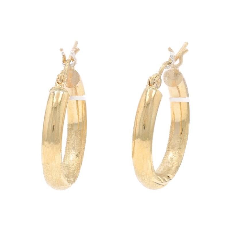 Contenido de metal: Oro amarillo de 14 quilates

Estilo: Aro
Tipo de cierre: Cierres a presión
Tema: Rociado de hojas
Características: Detalles grabados

Medidas
Alto: 19,4 mm
Profundidad: 18,9 mm
Ancho: 3,1 mm

Peso: 1.5 gramos

Estado:
