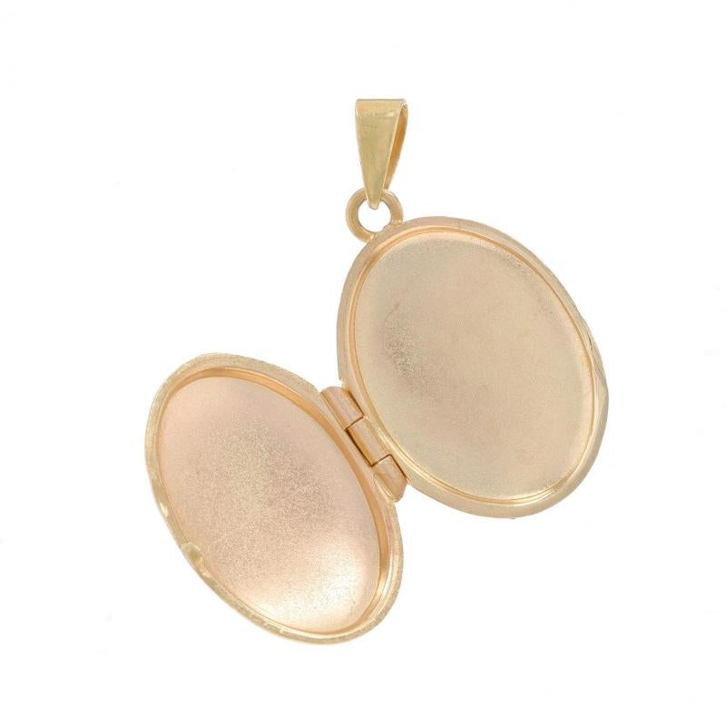 Metal Content: 14k Yellow Gold

Style: Oval Locket
Theme: Leaf Spray, Botanical
Features: Etched Detailing & Two Photo Frames

Measurements

Tall (from stationary bail): 1
