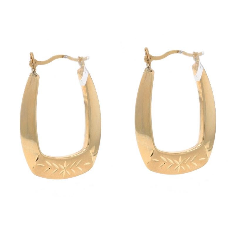 Contenuto del metallo: Oro giallo 10k

Stile: Cerchio quadrato
Tipo di chiusura: Chiusura a scatto
Tema: Spray di foglie
Caratteristiche: Costruzione cava con finiture lisce e opache e dettagli incisi.

Misure

Altezza: 15/16