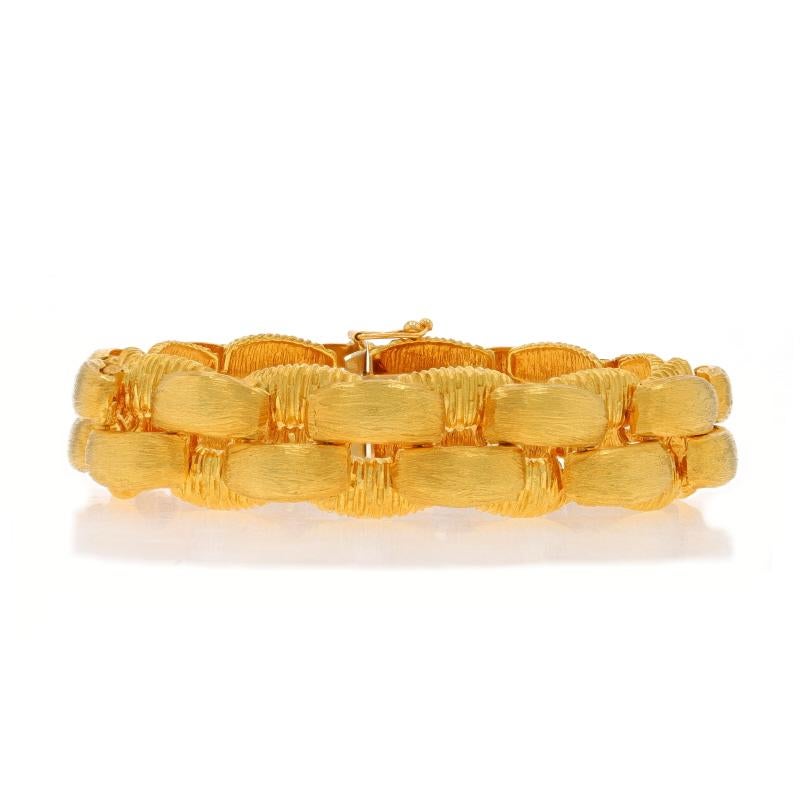 Contenu du métal : Or jaune 18k

Style : Lien
Type de fermeture : Fermoir à onglet avec fermoir de sécurité d'un côté
Caractéristiques : Détails brossés et gravés

Mesures

Longueur : 7 3/4