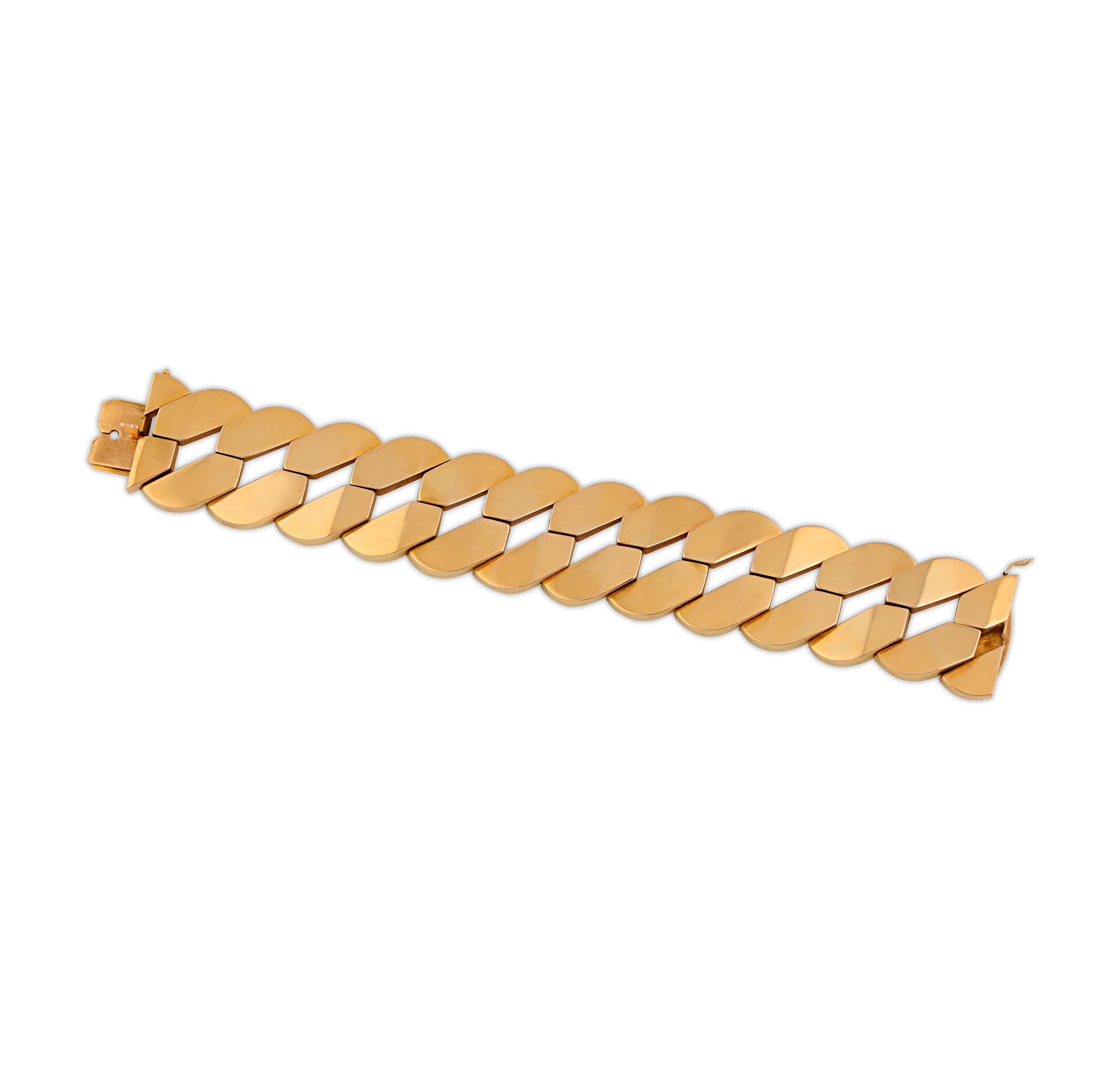 Audace ma raffinato, questo bracciale classico sfoggia un tradizionale design a maglie appiattite realizzato in oro giallo 18 carati. La finitura lucida esalta la geometria fluida di ogni maglia ad incastro, creando un look sostanzioso ma