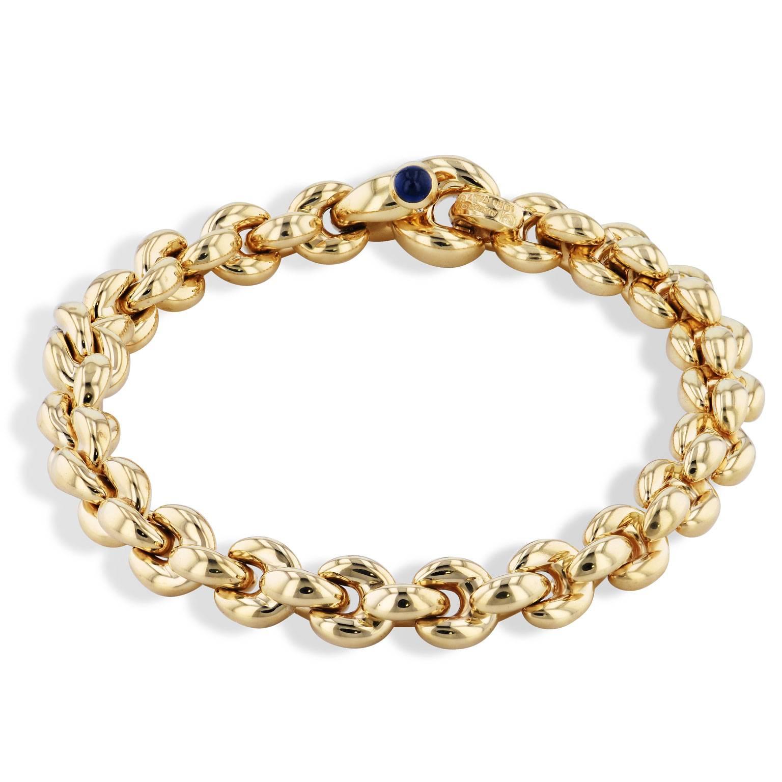 Yellow Gold Link Bracelet with Sapphire Cabochon Clasp In Excellent Condition In Miami, FL
