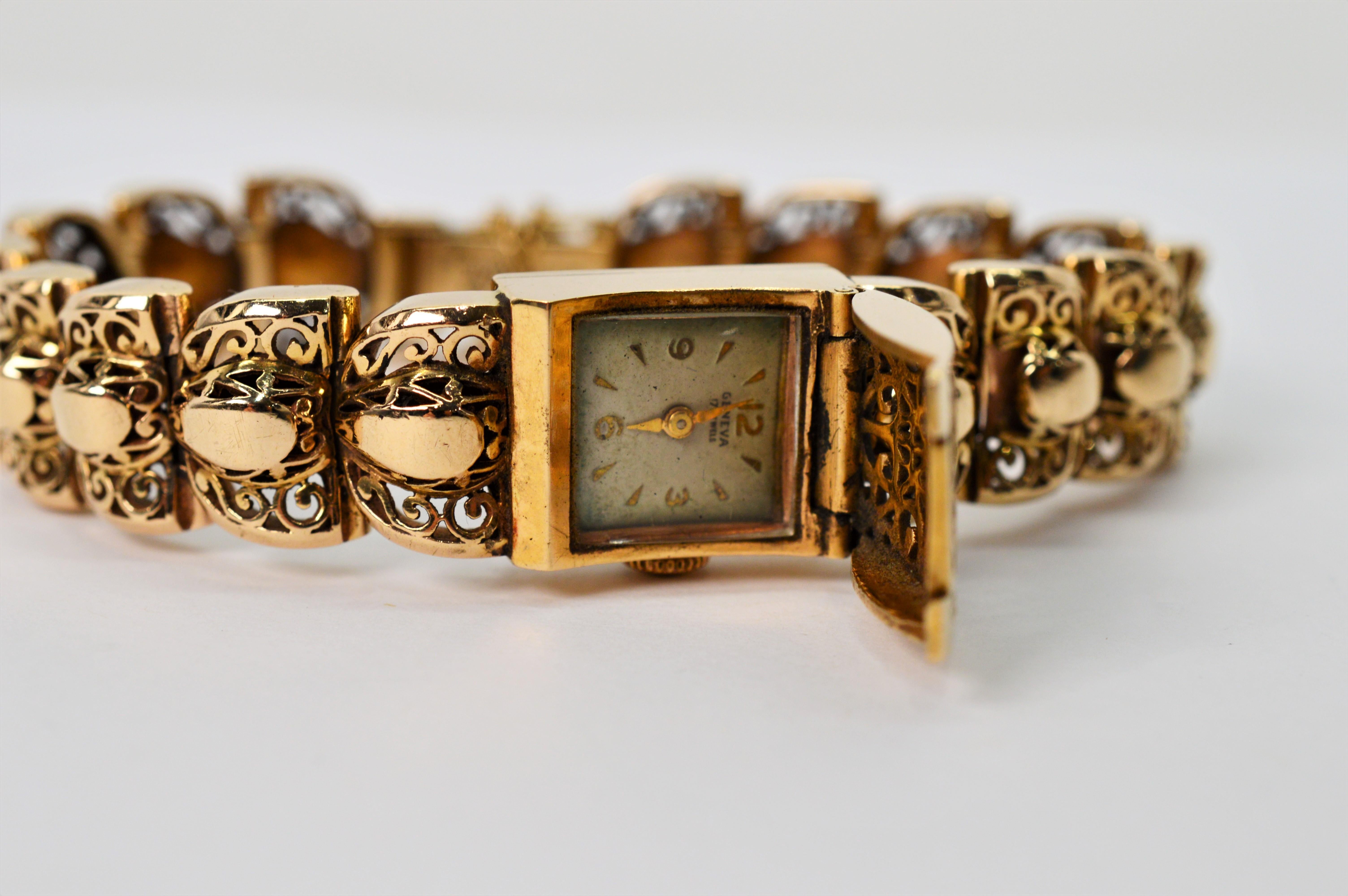 Fancy filigrane Links von vierzehn Karat 14K Gelbgold schaffen die 7-1/2 Zoll Armband dieser 1950's Damenarmbanduhr. Das große, filigrane Armband in der Mitte birgt eine Genfer Handaufzugsuhr mit 17 Steinen, weißem Zifferblatt und goldenen Zeigern