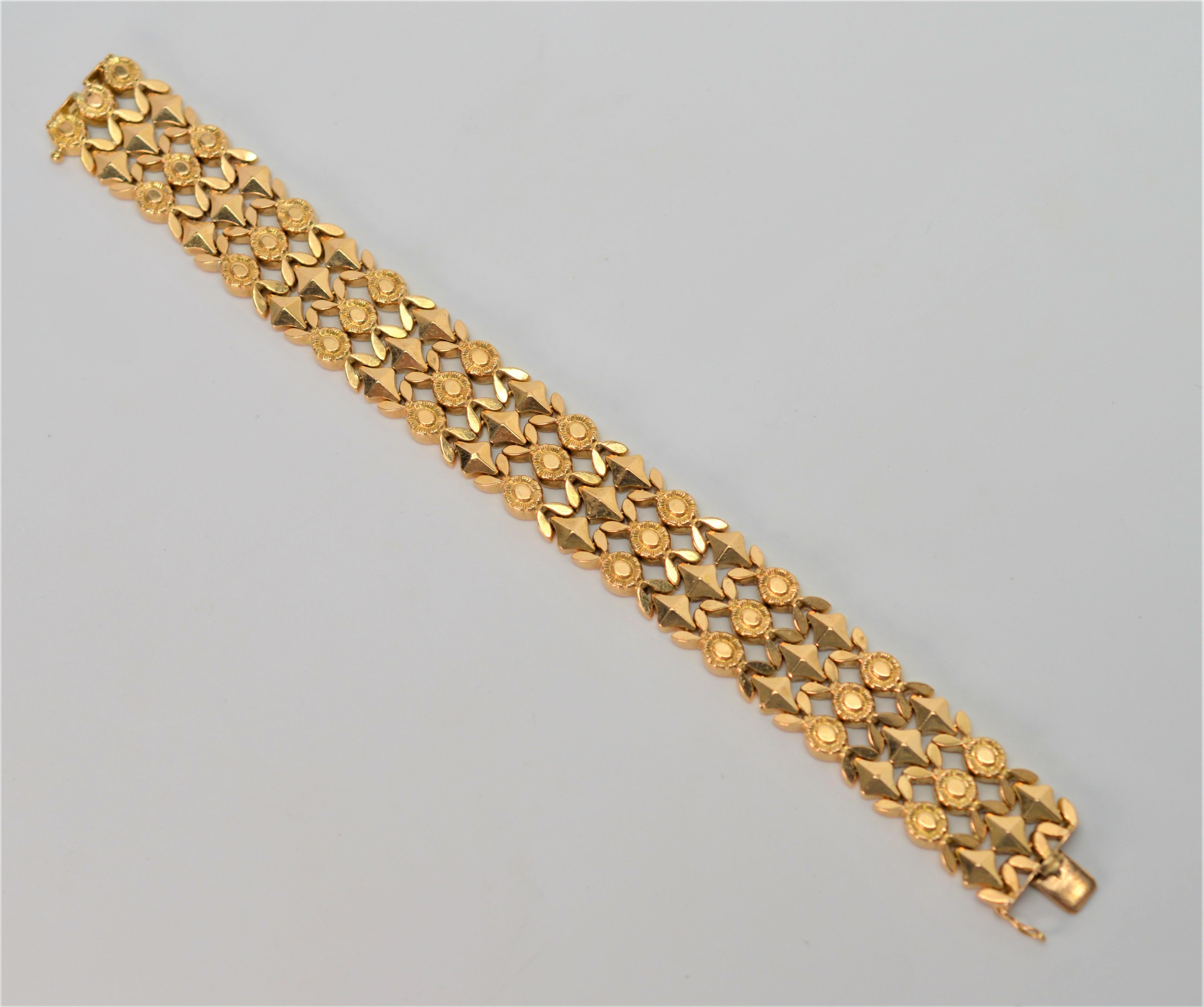 Bracelet pyramide à maillons en or jaune avec médaillons à fleurs en vente 1